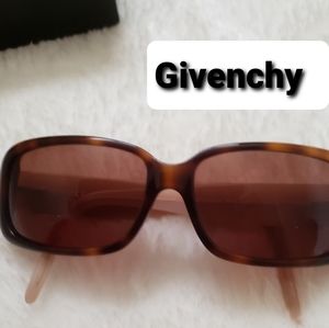 Vintage Givenchy authentic sunglasses in nude/brown 🕶️